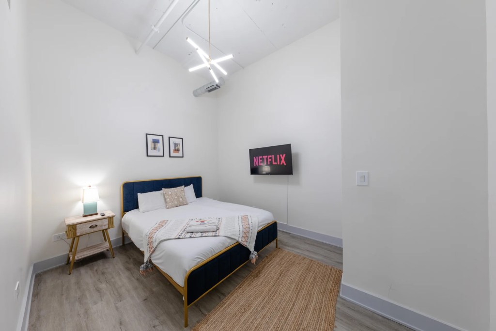 bedroom with queen size bed